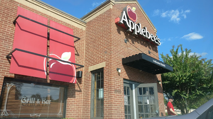 Applebee's Grill + Bar entrance view