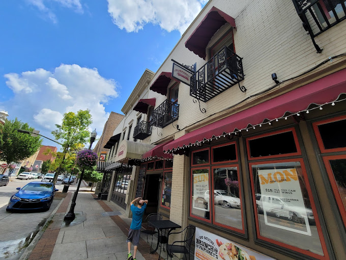 Humphrey's Bar and Grill outside view